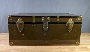 lot 504 image: Large Vintage Steamer Chest Trunk V