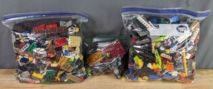 lot 568 image: 5 Lbs. of Assorted LEGO Pieces  Z
