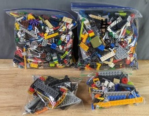 lot 566 image: 5 Lbs. of Assorted LEGO Pieces  Z