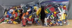 lot 565 image: 5 Lbs. of Assorted LEGO Pieces  Z