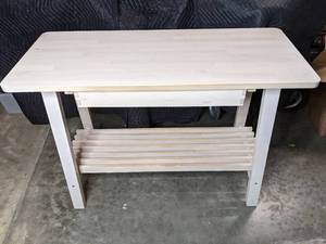 lot 323 image: Beautifully Crafted Table with Drawer   Q