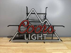 lot 8 image: Coors Light LED Beer Bar Sign Mancave T