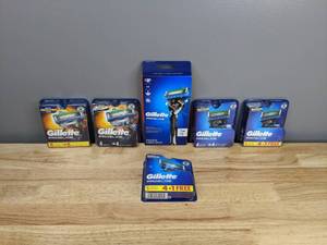 lot 44 image: 27 Brand New Gillette Proglide Shaving Blades and 1 Handle T