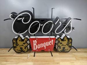 lot 4 image: Coors Banquet Neon Beer Bar Sign Mancave T