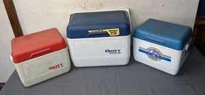 lot 137 image: Trio of Lunchbox Coolers Rubbermaid and Gott Tote 12