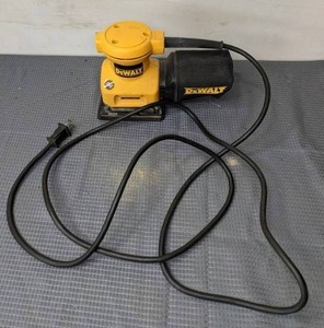 lot 28 image: Dewalt 14 Sheet Heavy Duty Palm Grip Sander