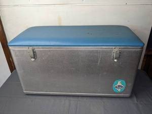 lot 19 image: Vintage Cronco Cooler with Padded Blue Seat