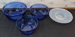 lot 45 image: Blue Anchor Ovenware Mixing Bowl Set of (3) w (1) Kitchen Aid Lid