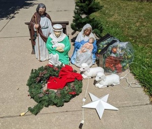 lot 40 image: Christmas Decor Nativity Pieces, Wreaths, & Star