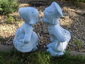 lot 30 image: Dutch Kissing Boy & Girl Concrete Garden Decor
