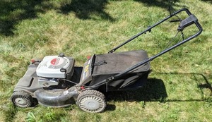 lot 33 image: Briggs & Stratton MTD Gold 21 Lawnmower 675 ES