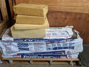 lot 121 image: Four Bundles of Timberline 30 Year Shingles in Cedar J009 Plus 4 Foam Pads