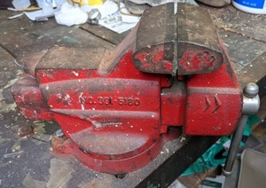 lot 20 image: Vintage Craftsman 3.5 Swivel Bench Vise