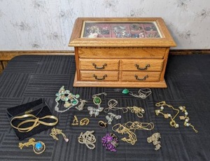 lot 96 image: Vintage Wood Jewelry Box with Lift Top Filled with Jewelry