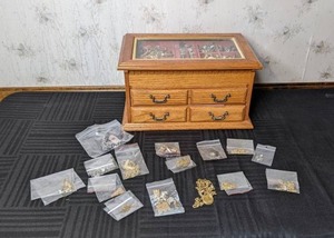 lot 97 image: Vintage Wood Jewelry Box with Lift Top and Jewelry