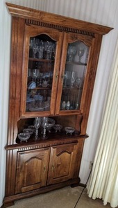 lot 87 image: Beautiful Vintage Wood Corner Hutch