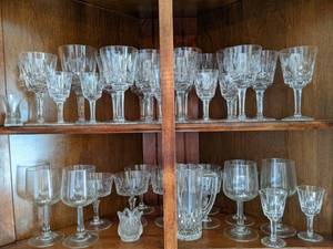 lot 88 image: Collection of Elegant Vintage Glassware