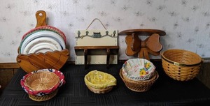 lot 91 image: Country Style Decor Baskets, Wall Shelves, and More