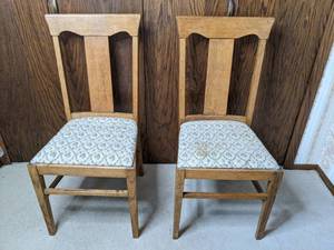 lot 226 image: Set of 2 Vintage Wooden Chairs