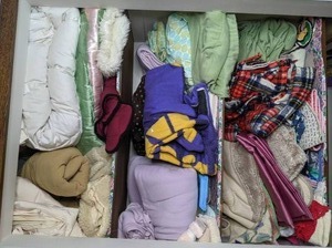 lot 273 image: Linen Closet Bonanza Sheets, Comforters, Blankets, Rugs, Towels and More