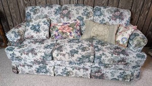lot 235 image: Wonderful Floral Couch w (4) Accent Pillows