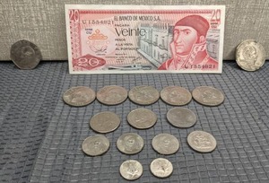 lot 26 image: Foreign Currency 1 Mexican Veinte (20$) Peso Bill and 16 Coins from Mexico, Panama, Bahamas, and Great Britain