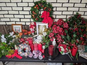 lot 301 image: Assortment of Christmas Holiday Decoration Floral Arrangements, Candles, Baskets, Picture Frames, Wreaths, Santa Claus and More