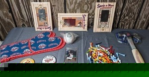 lot 386 image: Baseball Bonanza 3 Pkgs. Sports in Motion Lenticular Cels, NEW Minnesota Twins Hammer, MLB, Kirby Puckett Playing Card and More