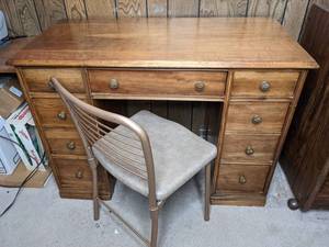 lot 359 image: 9-Drawer Wood Pedestal Desk and Armless Chair