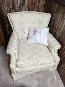 lot 346 image: Vintage Cream Colored Armchair