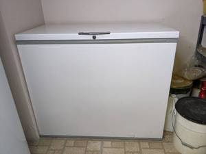lot 5 image: Locking White Westinghouse Chest Freezer with Basket and Key