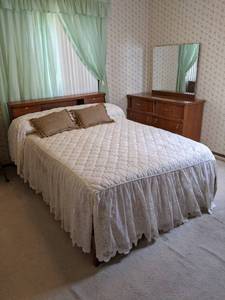 lot 322 image: Bedroom Set w Bedding & Drapes