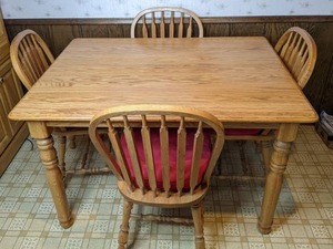 lot 324 image: Wonderful Kitchen Table w (4) Chairs
