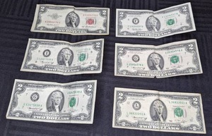 lot 325 image: Collection of (6) 2 Dollar Bills (1) w Red Seal