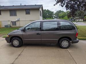 lot 1 image: 1997 Plymouth Voyager Van 4 Cylinder 2.4 Liter Automatic FWD