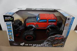 lot 65 image: NEW Maisto Ford Bronco Sasquatch Remote Control Truck