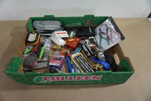 lot 74 image: Assorted Tools and Knives