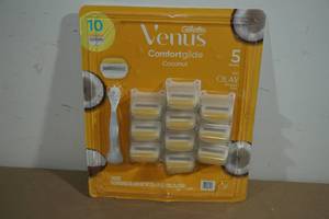 lot 94 image: Gillette Venus Comfort Glide Razor and Cartridges