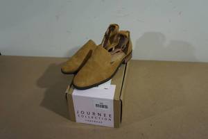 lot 131 image: Journee Collection Loreta Shoes - Womens 7