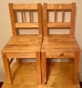 lot 53 image: Darling Kids Table and 2 Chairs