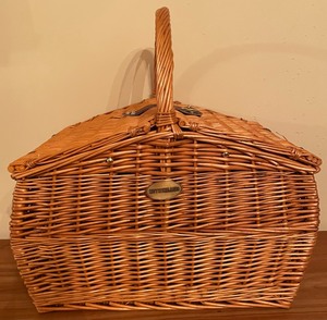 lot 69 image: Sutherland Picnic Basket with Serving Pieces for 6