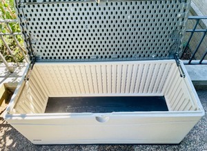 lot 173 image: Lifetime Outdoor Storage Chest