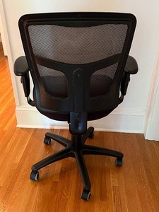 lot 106 image: Black Adjustable Office Chair