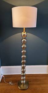 lot 7 image: Beautiful Stacked Glass Ball Floor Lamp
