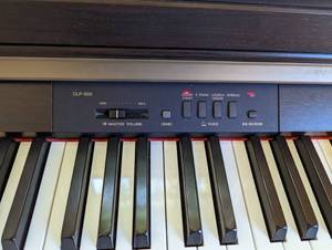 lot 26 image: Yamaha Clavinova CLP-920 Keyboard Piano