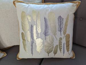 lot 33 image: Decorative Accent Pillows