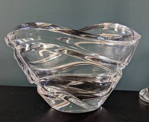 lot 136 image: Crystal Bowls and Vase
