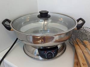 lot 139 image: Hot Pot and Accessories