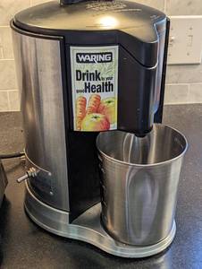 lot 138B image: Waring Juicer and Cuisinart Blender