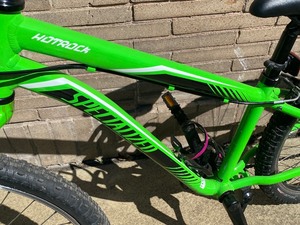 lot 188 image: Childs Specialized Hotrock 24 Bicycle